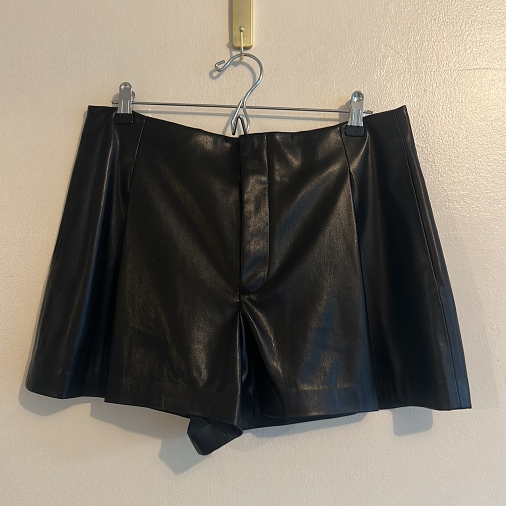 Alice + Olivia NWT Steffie Vegan Leather Shorts - Size 14 - Picture 10 of 16